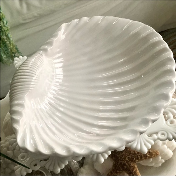 New! Deep Scallop Seashell Ceramic Bowl - Picture 3 of 6